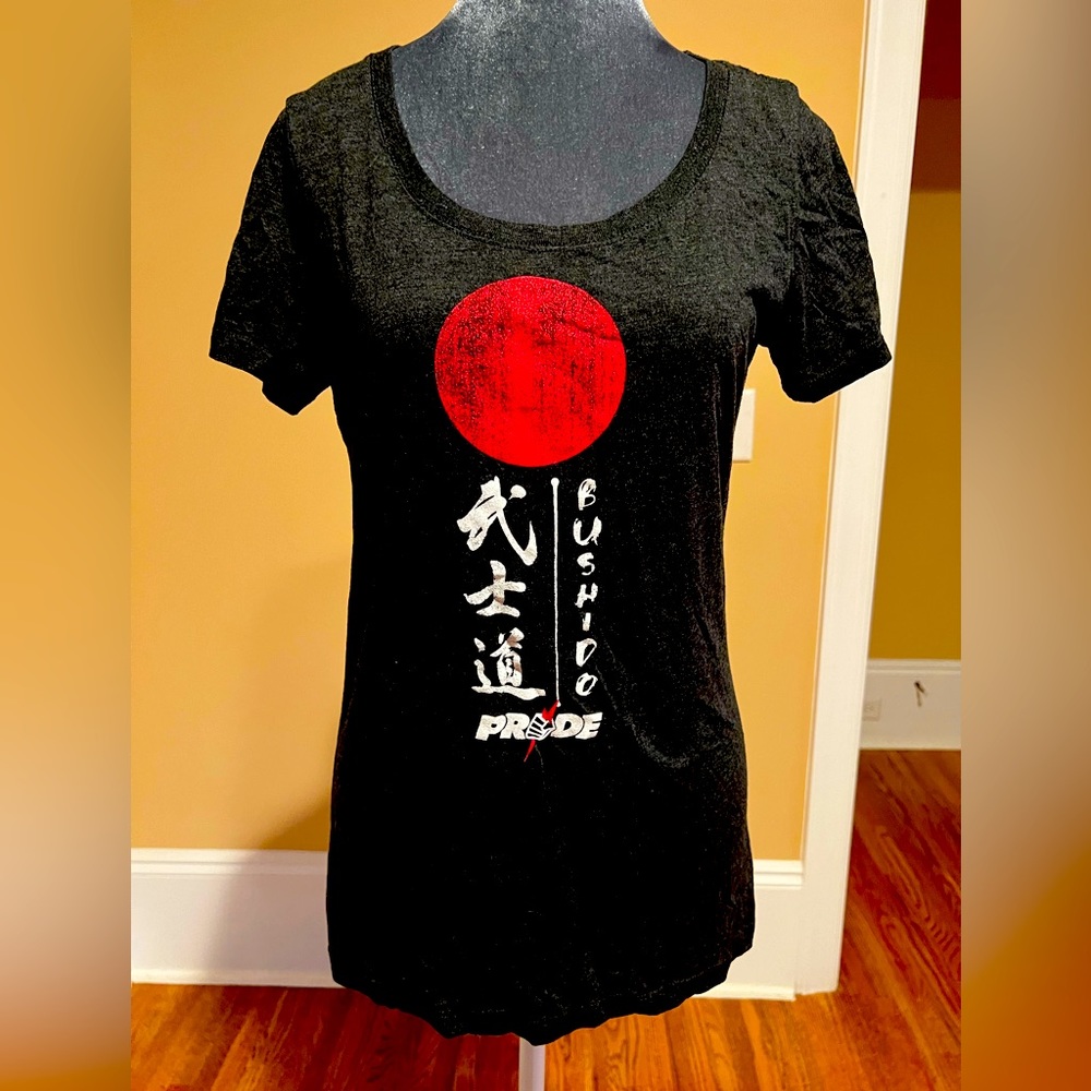 Women’s T-shirt Sz L by UFC